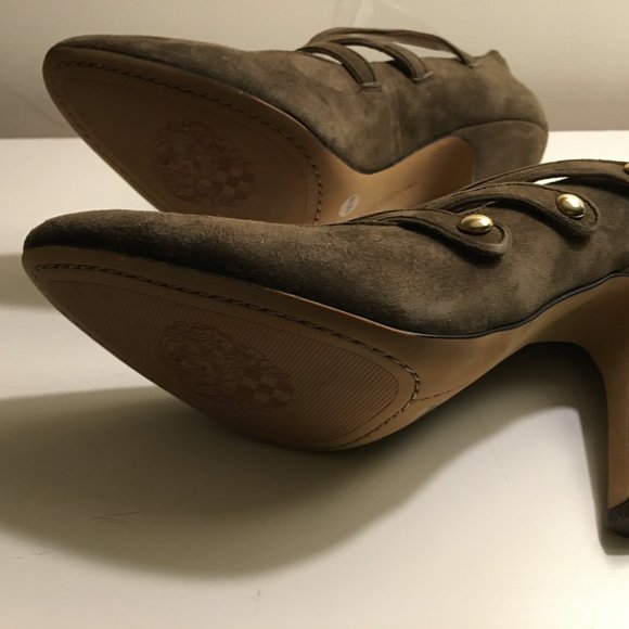 NWOB!  VINCE CAMUTO Olive Green Suede Triple Strap Pump Heels 8.5M - Picture 5 of 5